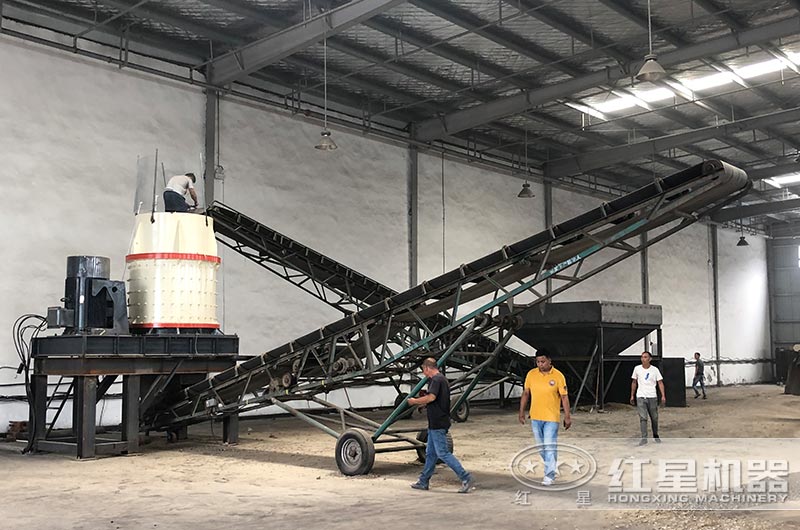 復(fù)合式粉碎機現(xiàn)場