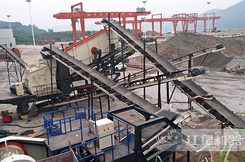 重慶輪胎移動破碎篩分站設備現(xiàn)場 重慶輪胎移動破碎篩分站設備現(xiàn)場