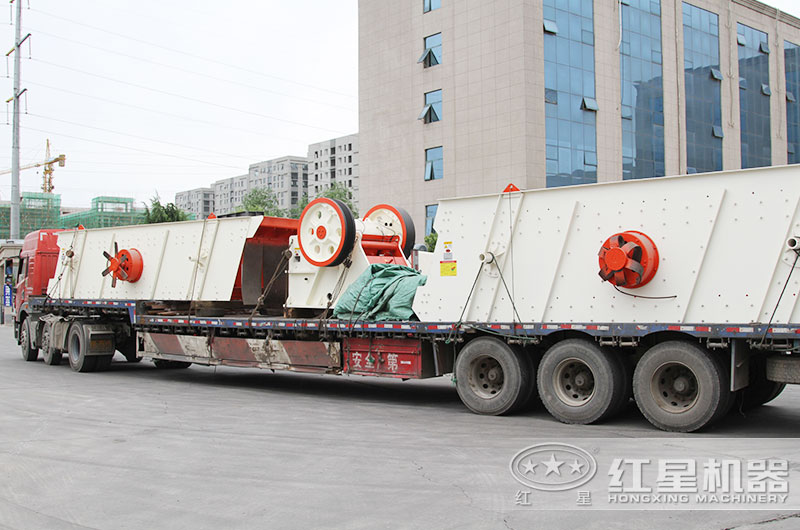 紅星顎式破碎機(jī)裝車發(fā)貨現(xiàn)場 紅星顎式破碎機(jī)裝車發(fā)貨現(xiàn)場
