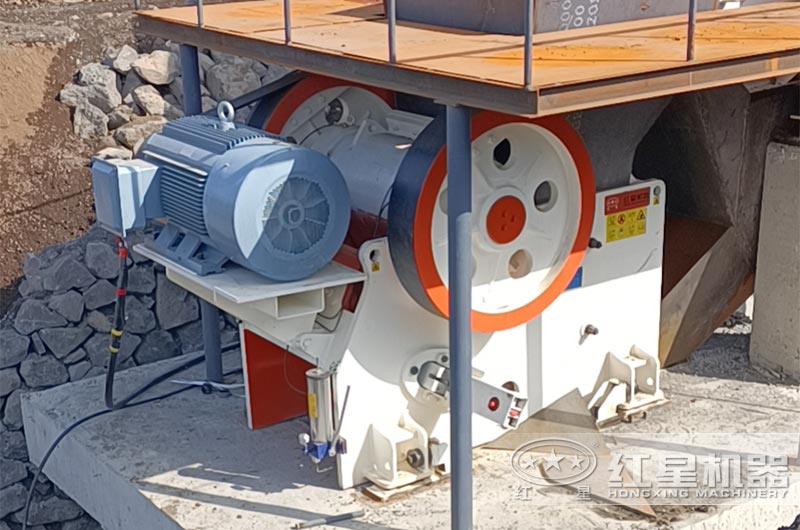 HDX98德版連體顎式破碎機(jī)現(xiàn)場 HDX98德版連體顎式破碎機(jī)現(xiàn)場